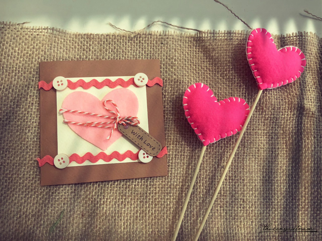 Thiệp trái tim nỉ With Love tông hồng